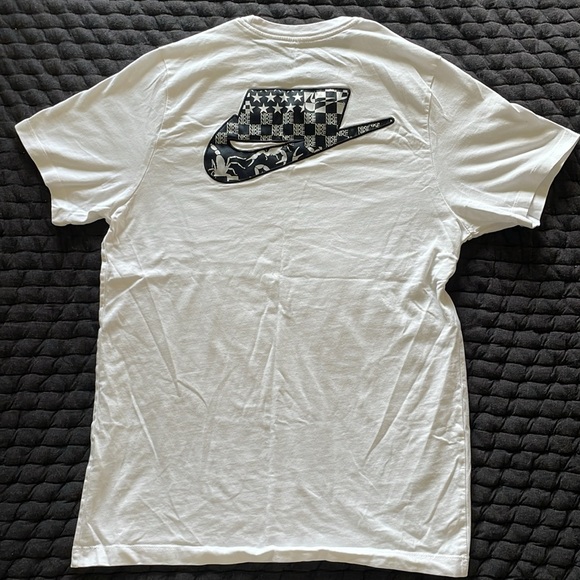 Graphic Nike T shirt - Picture 2 of 5